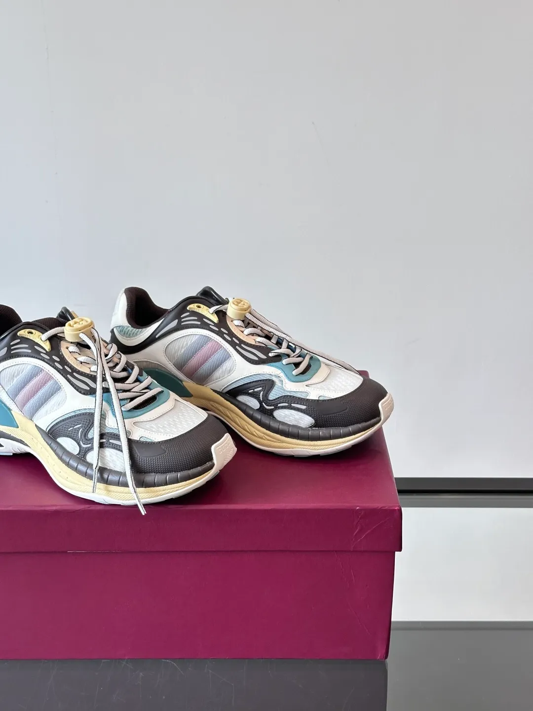 [G Home] Top P: 1020💰 Men’s size will be released first Size: 39-45 (45 customized) Gucci Gucci, couple model, women’s model will be released later, new 2.0 futuristic sports shoes‼ ️A pair of subversive sneakers is here. Gucci 2.0, a full series of 4 colors with key investment, smart silhouette: slightly curved forefoot design, you can clearly feel the propulsion when commuting and trotting, and it can enhance the sense of line extension when paired with wide-leg pants or cycling pants. EVA thick soles not only have a comfortable height-increasing effect, but also reduce weight (it actually lasts 3 hours of shopping without tiring your feet!) Highlight moments for lazy people: 2. Just choose it for airport wear! You can take them off in seconds after passing the security check (you can put them on as soon as you lift the heel strap), because the shoes come with a sliding buckle, so no need! ! Tie your shoes. Really achieve the sense of relaxation that goes with you.